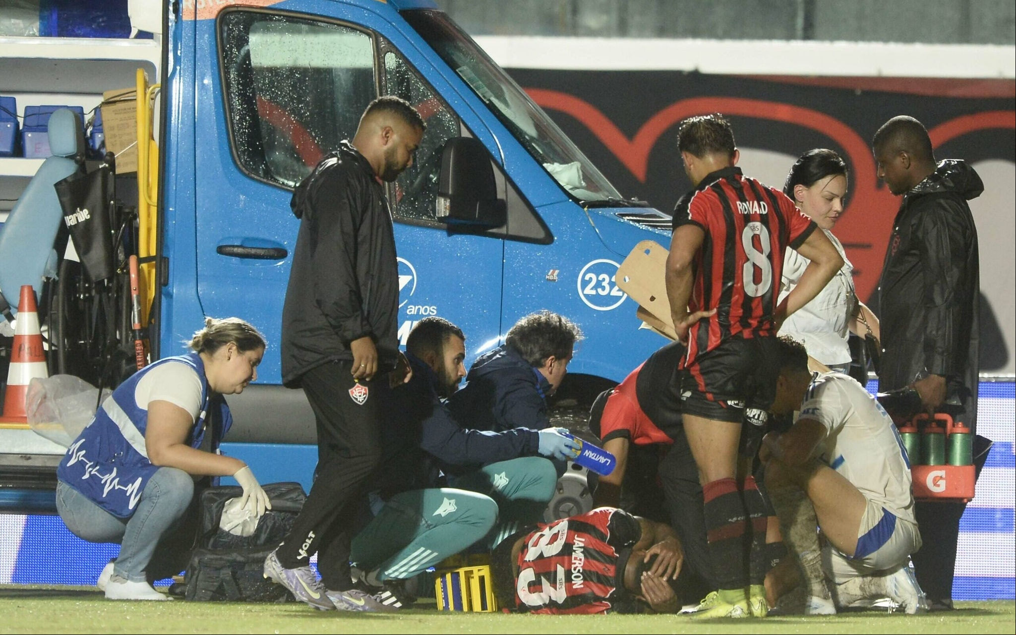 Jamerson, do Vitória, deixou o campo de ambulância, após sofrer fratura no tornozelo direito (Foto: Jhony Pinho/AGIF)