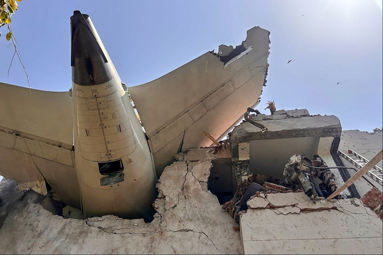 Avião caiu em prédio na Índia