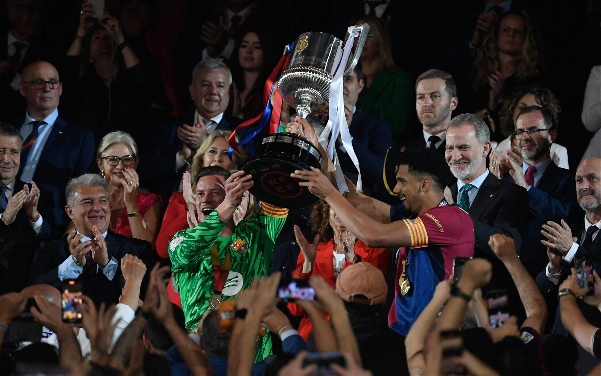 Ter Stegen e Araújo comemoram título sobre o Real Madrid, pela Copa do Rei (Foto: Josep Lago/AFP)