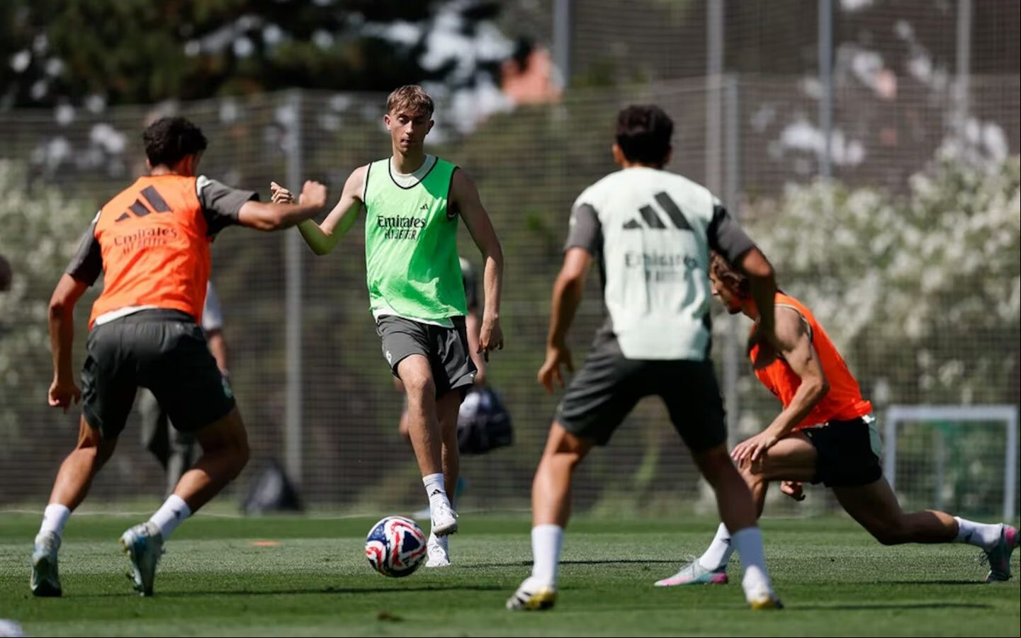 Dean Huijsen em ação em treino do Real Madrid (Foto: Reprodução)