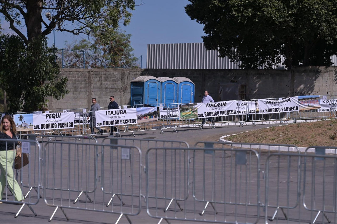 Ao menos de 31 faixas de agradecimento ao senador foram penduradas em gradis de evento com Lula em Contagem nesta quinta