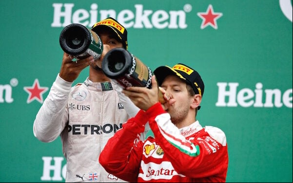 Lewis Hamilton comemora uma de suas sete vitórias no GP do Canadá de F1; ele divide o recorde com Michael Schumacher. (Foto: CHARLES COATES / GETTY IMAGES NORTH AMERICA / AFP)