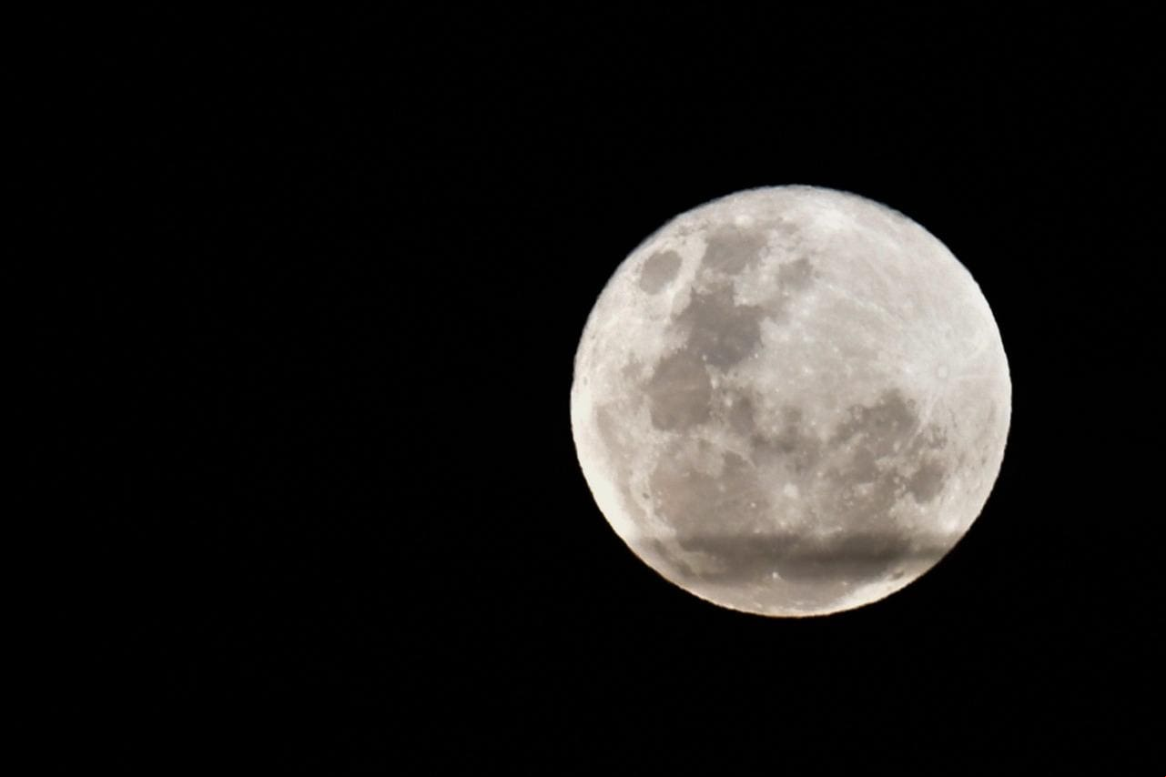 Lua cheia de junho recebe o apelido de 'Lua de Morango'